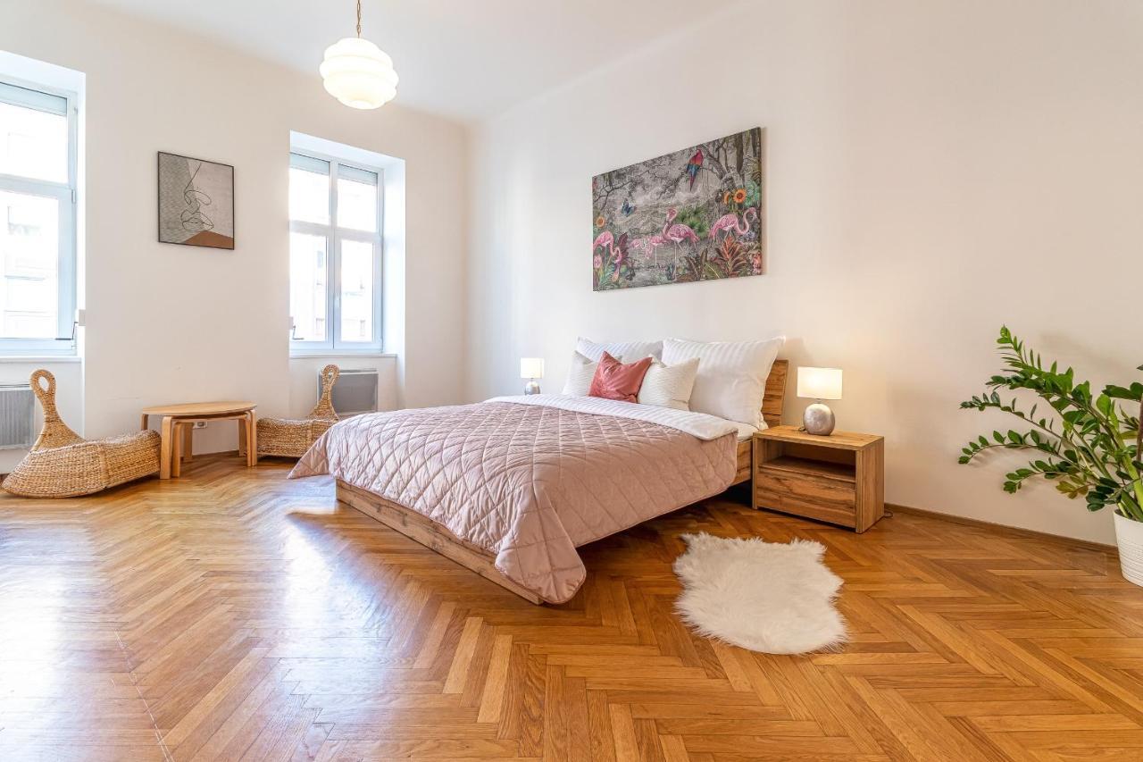 Appartamento Stylish Luxury Flat In Old Town Bratislava Esterno foto